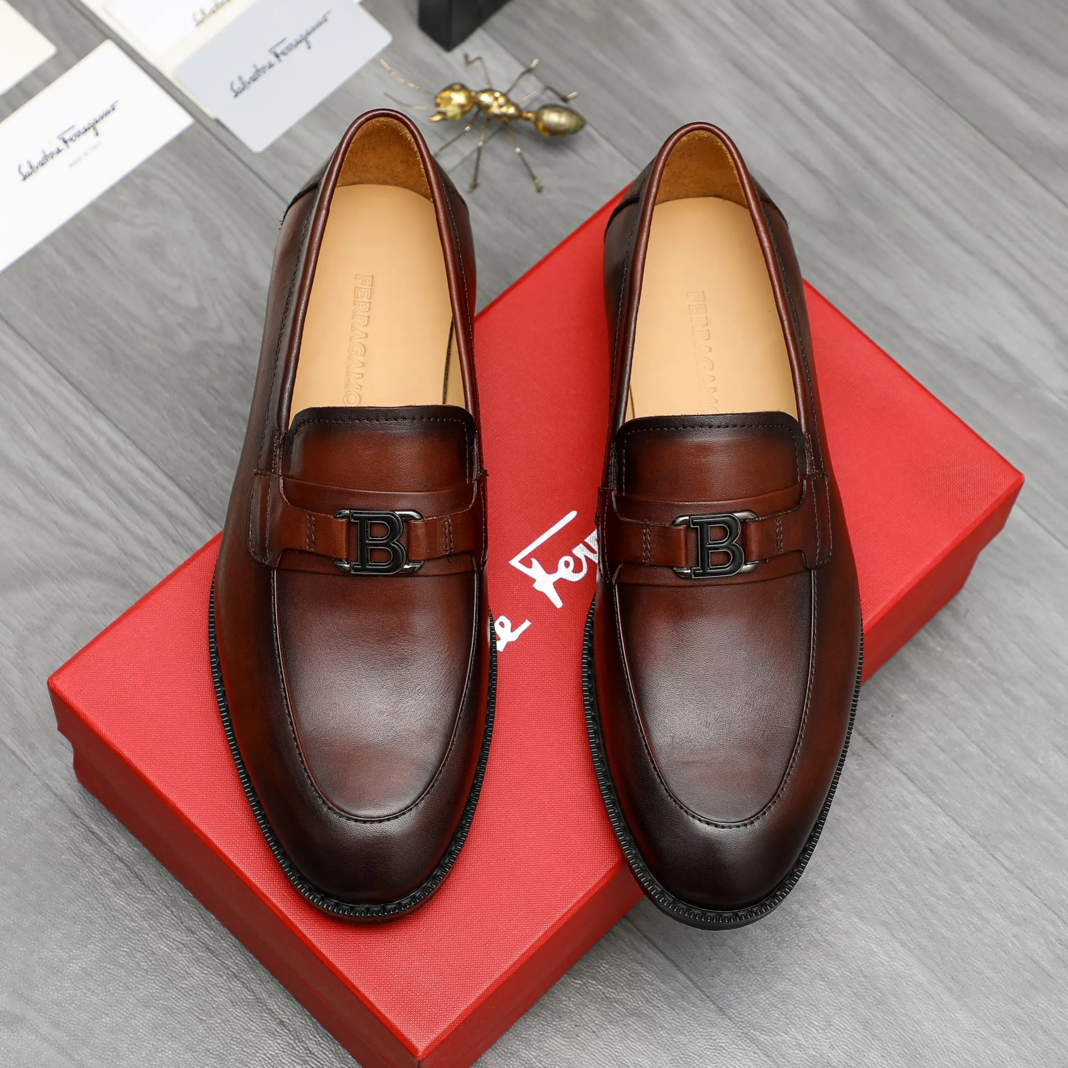 Men's shoes 💰540 Product trademark: Ferragamo "Ferragamo" business casual slip-on leather shoes Regular size: 39-45 (45. Customized, non-returnable) Product materials: Selected color-brushed cowhide upper, cowhide lining, original outsole